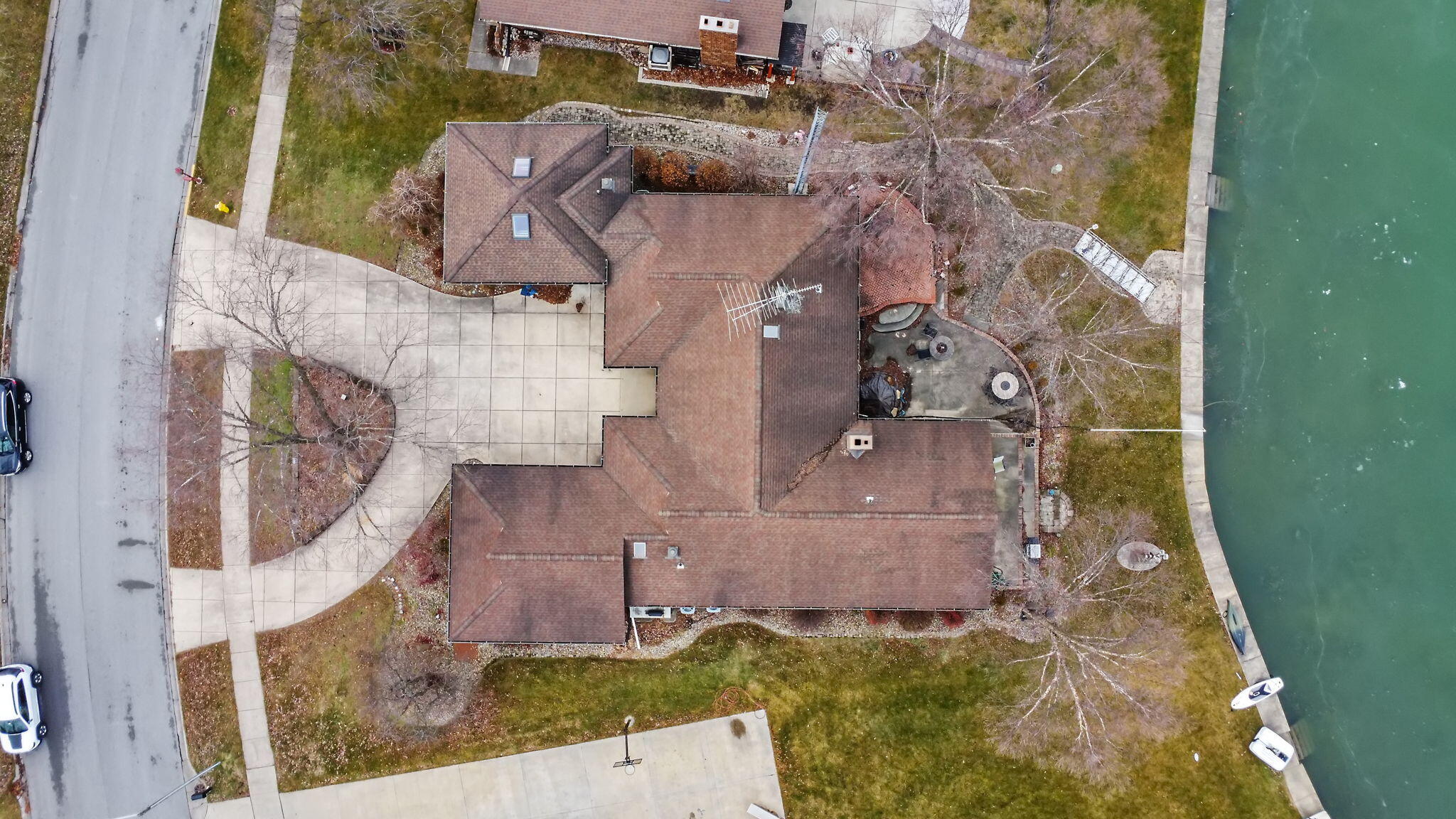 3144 Lakeside Drive