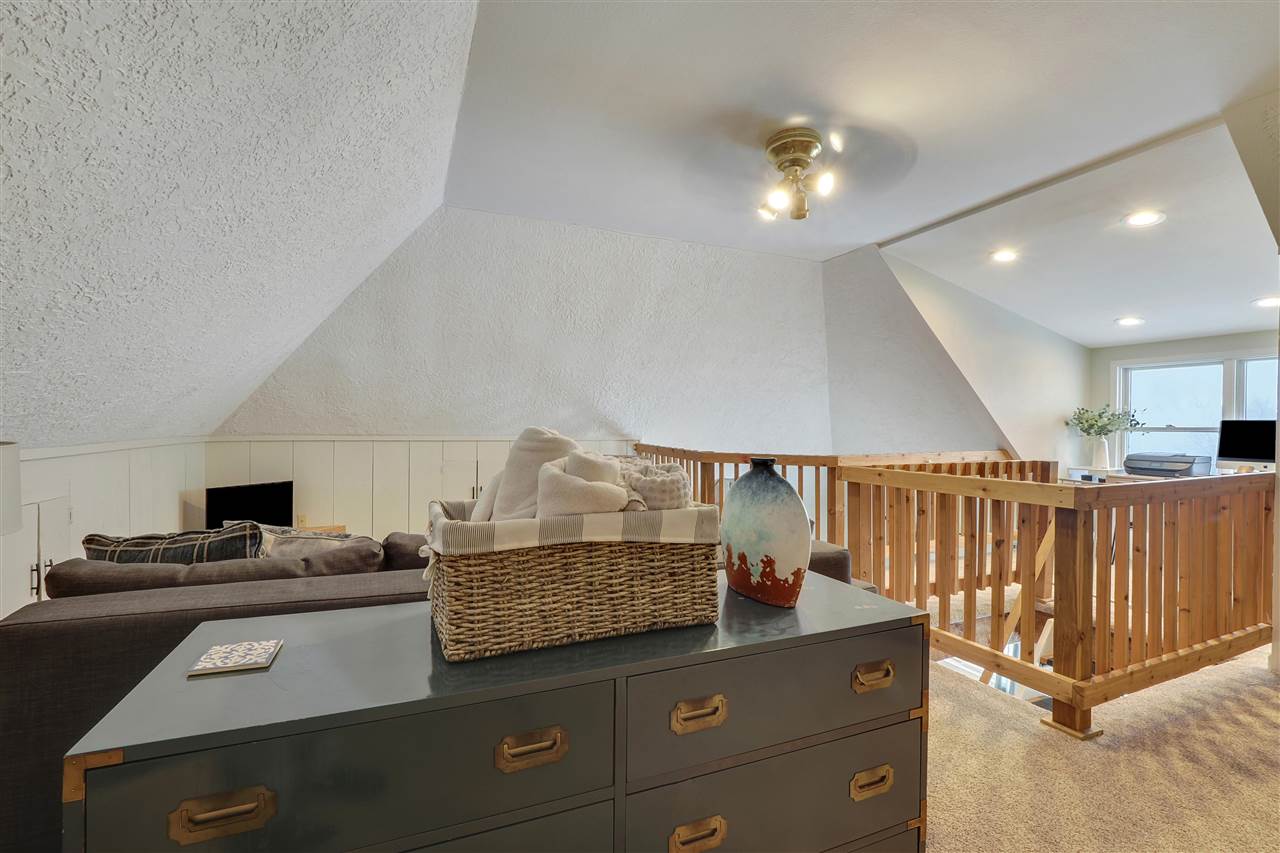 3353 Hill View