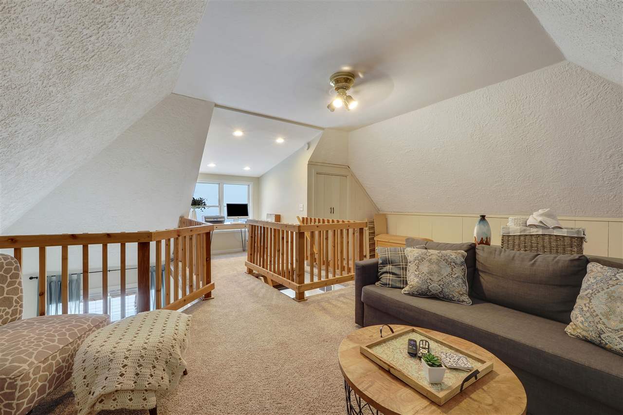 3353 Hill View