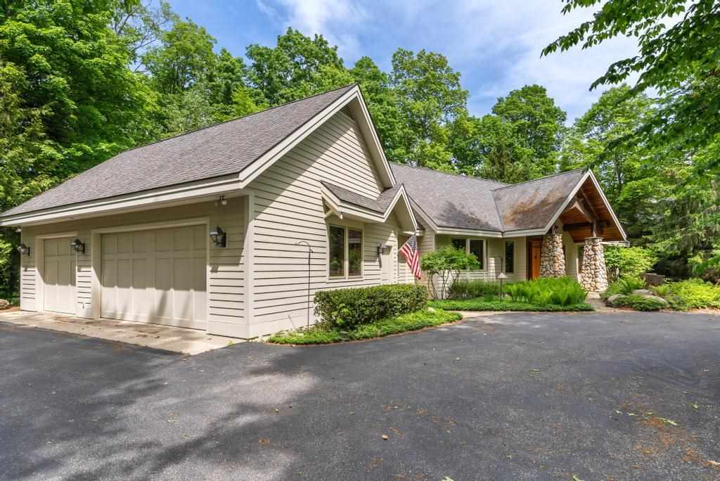 3264 Greenbriar