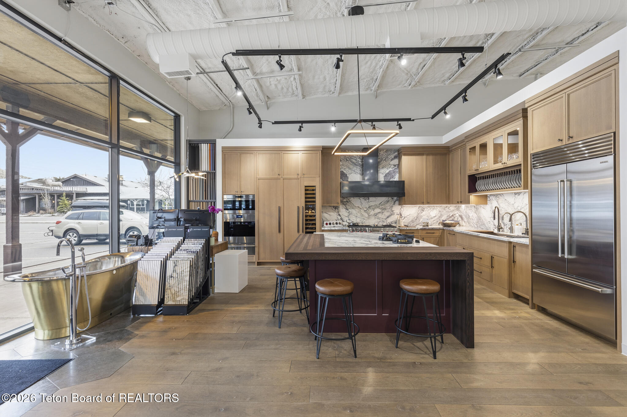 810 W BROADWAY
