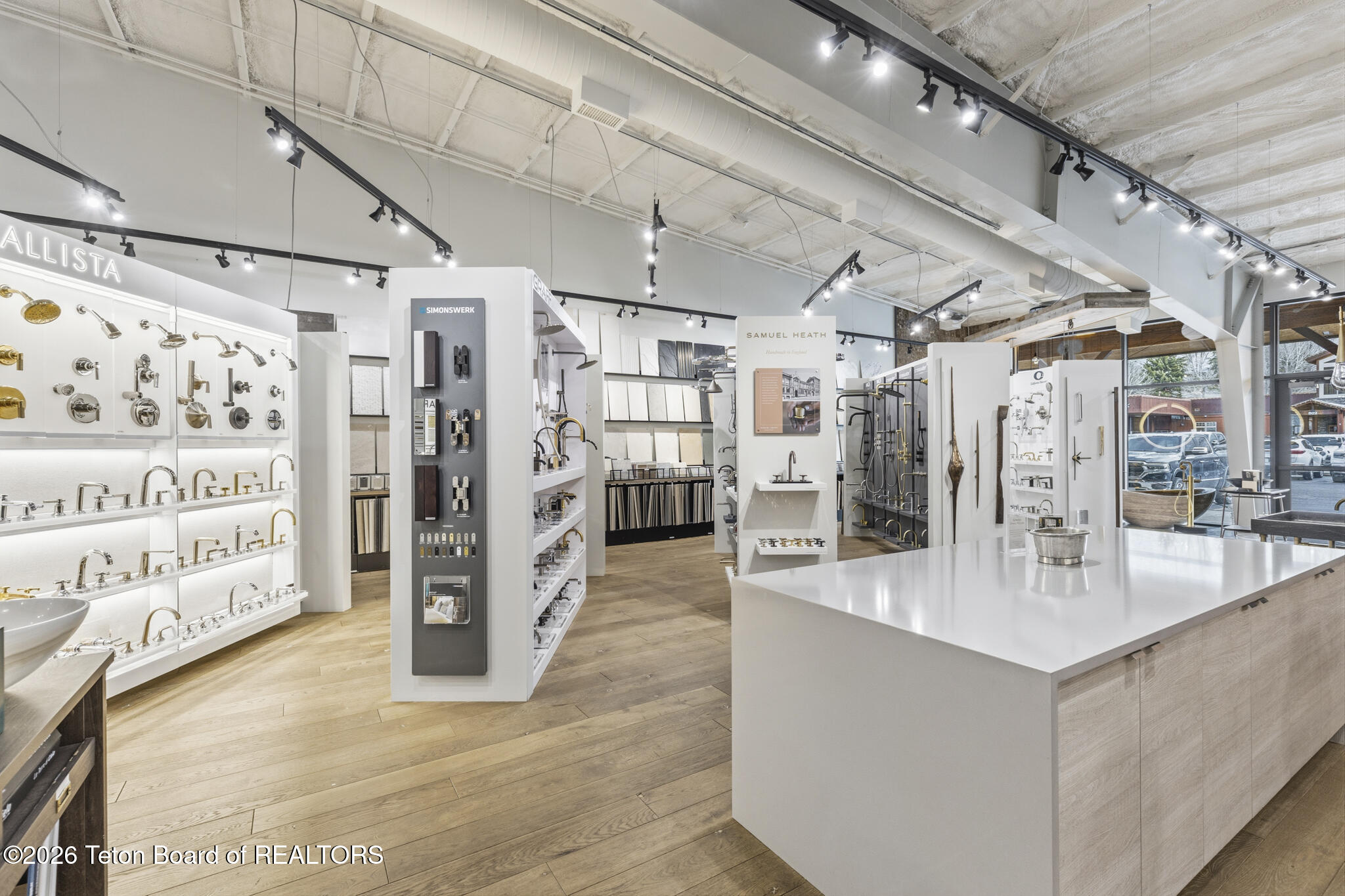 810 W BROADWAY