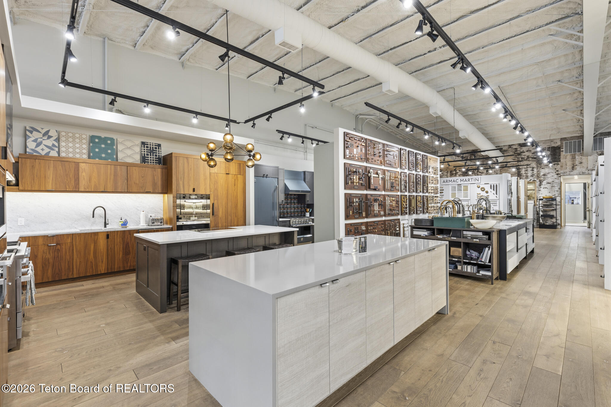 810 W BROADWAY