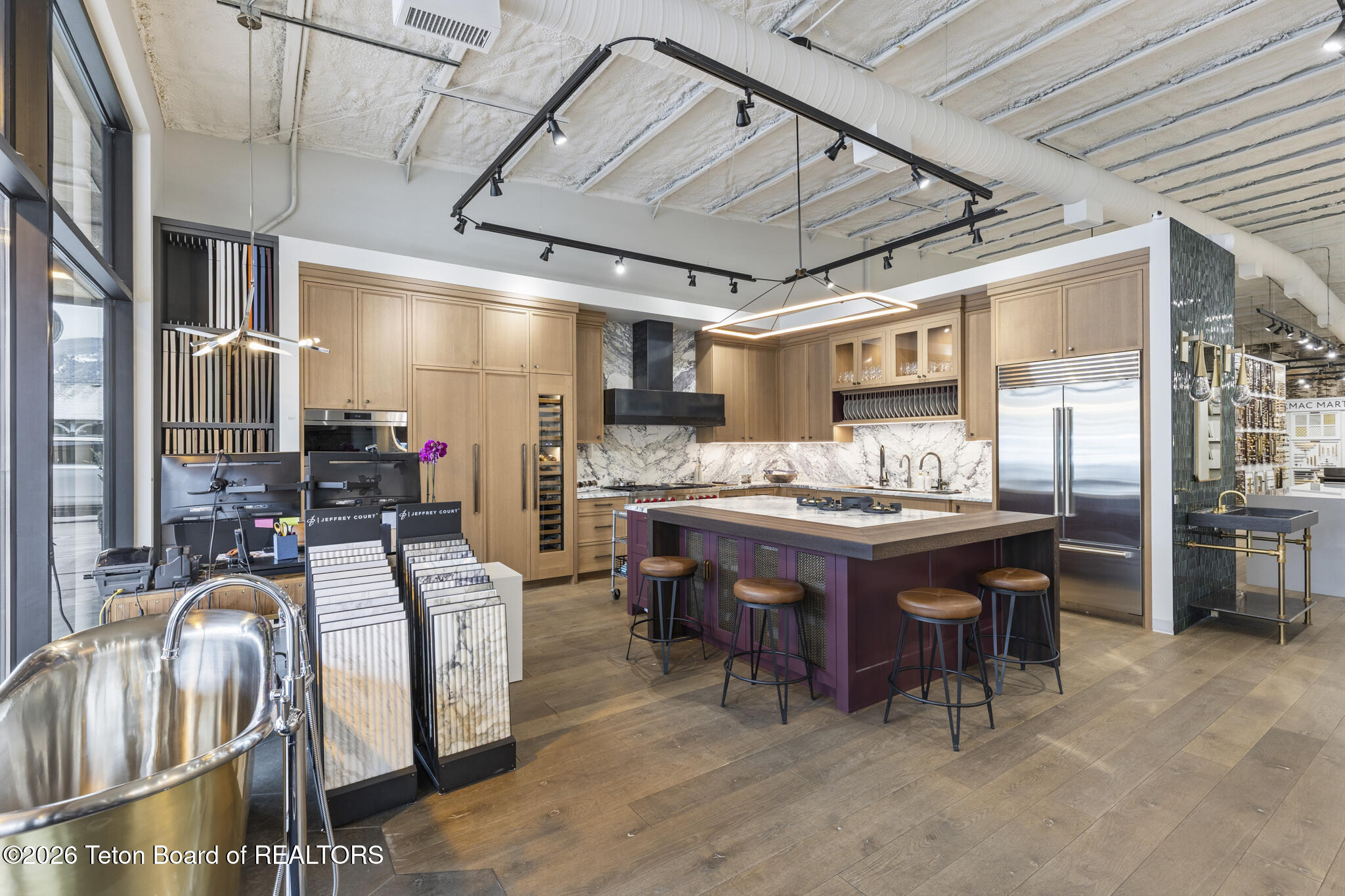810 W BROADWAY