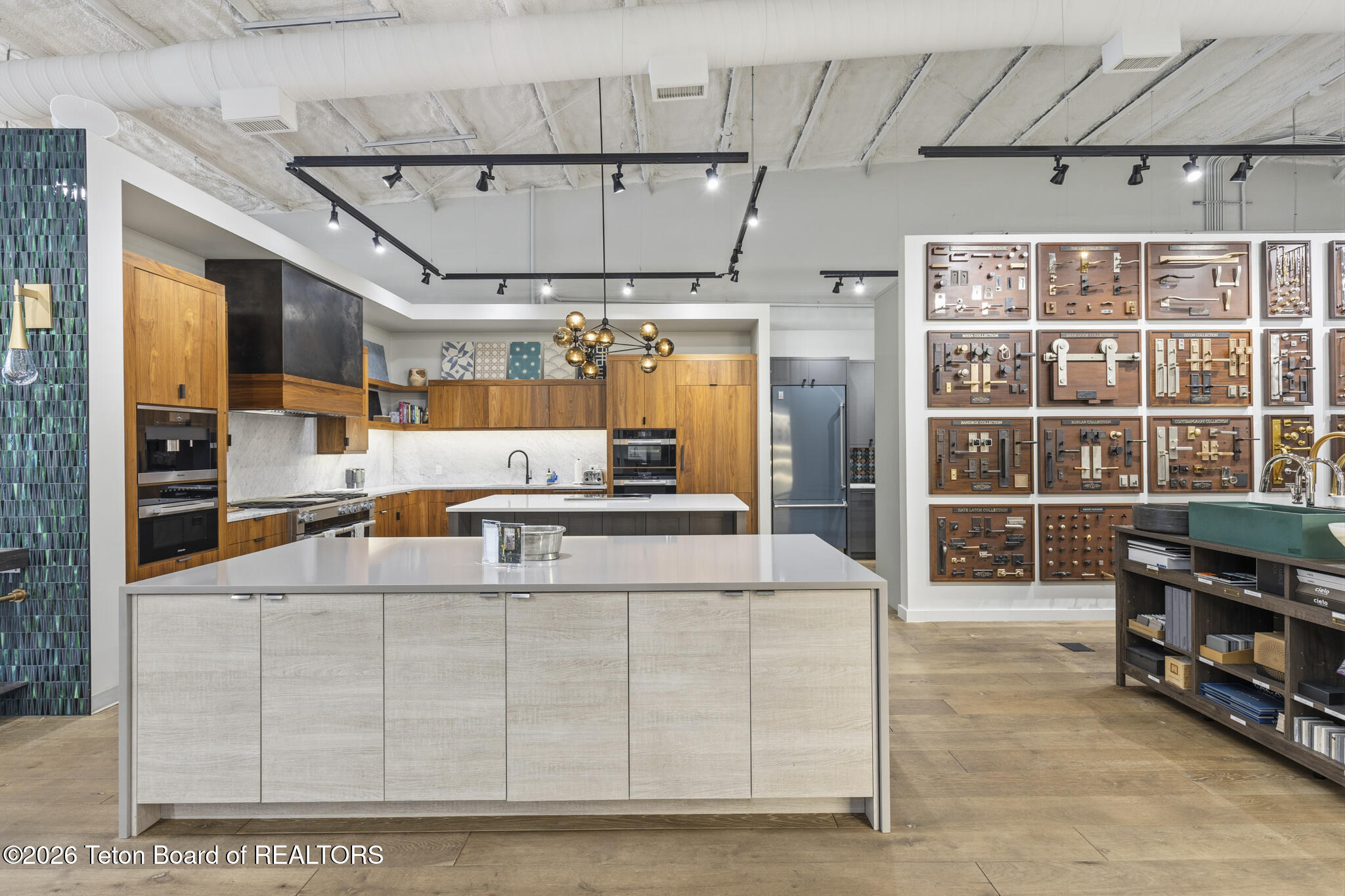 810 W BROADWAY