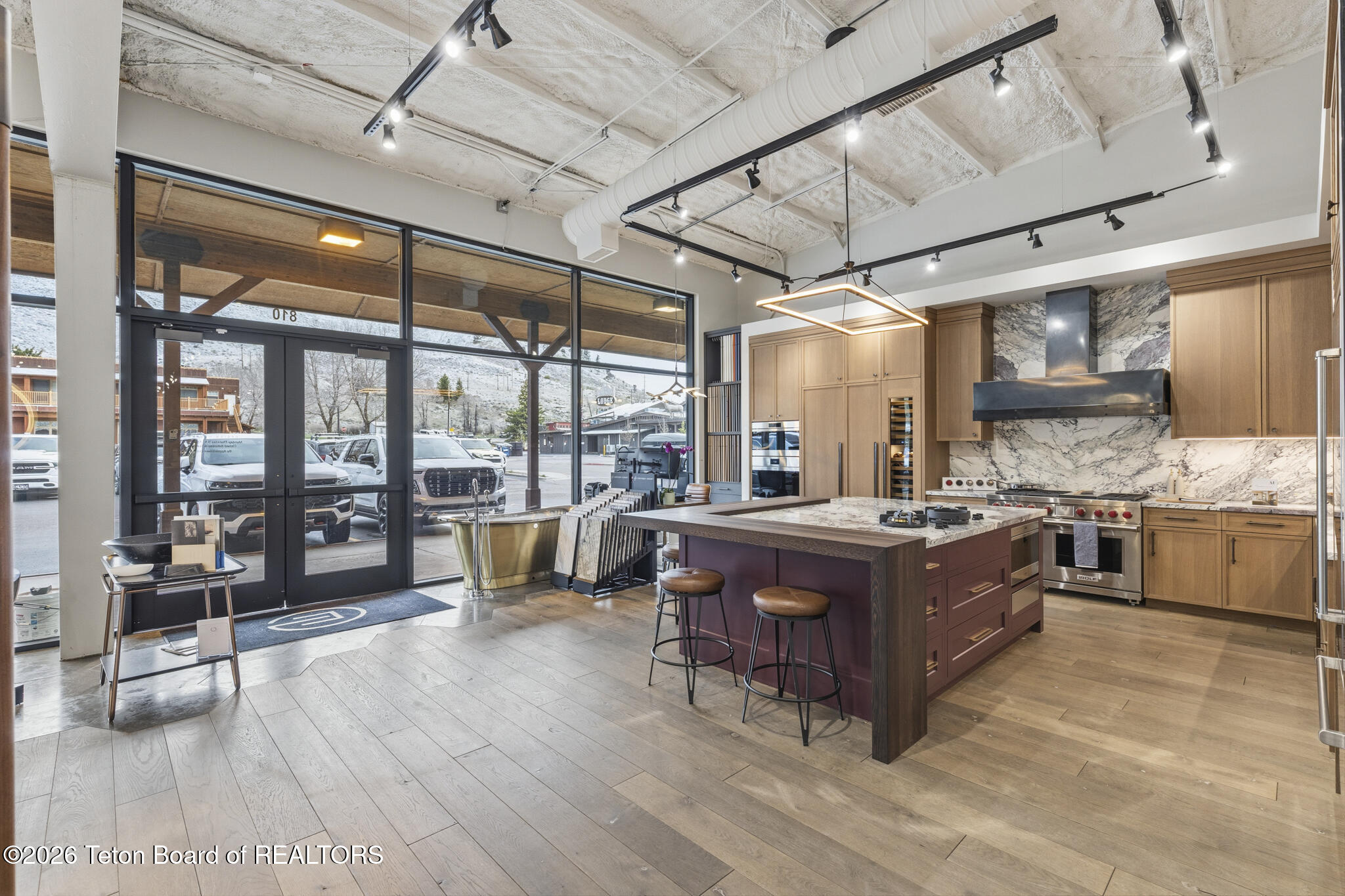 810 W BROADWAY