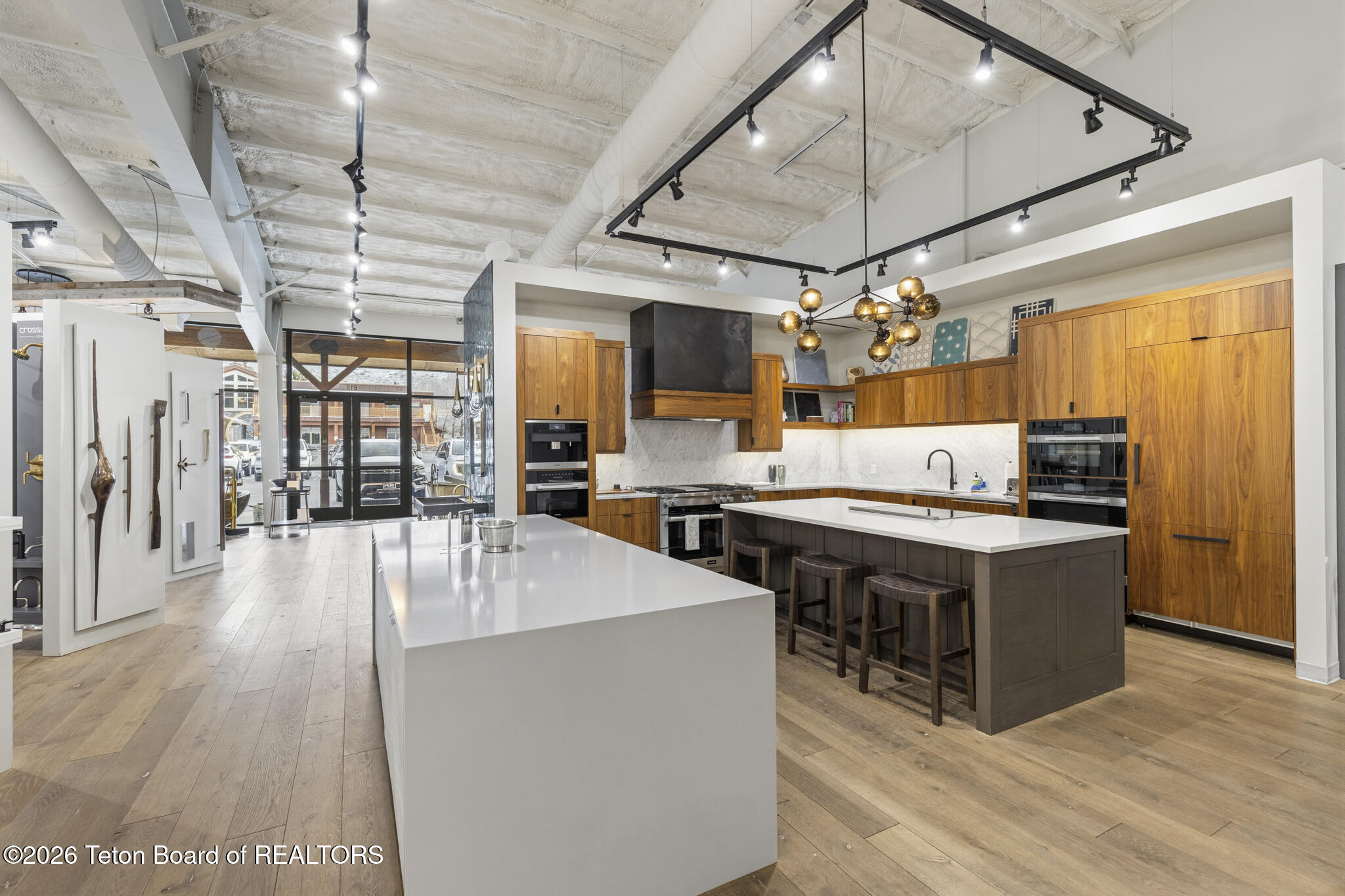 810 W BROADWAY