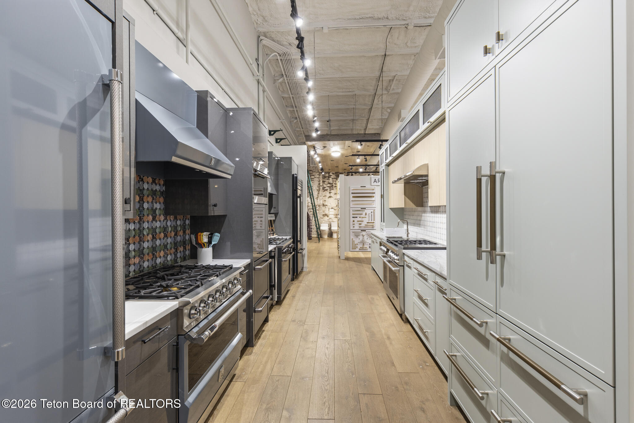 810 W BROADWAY