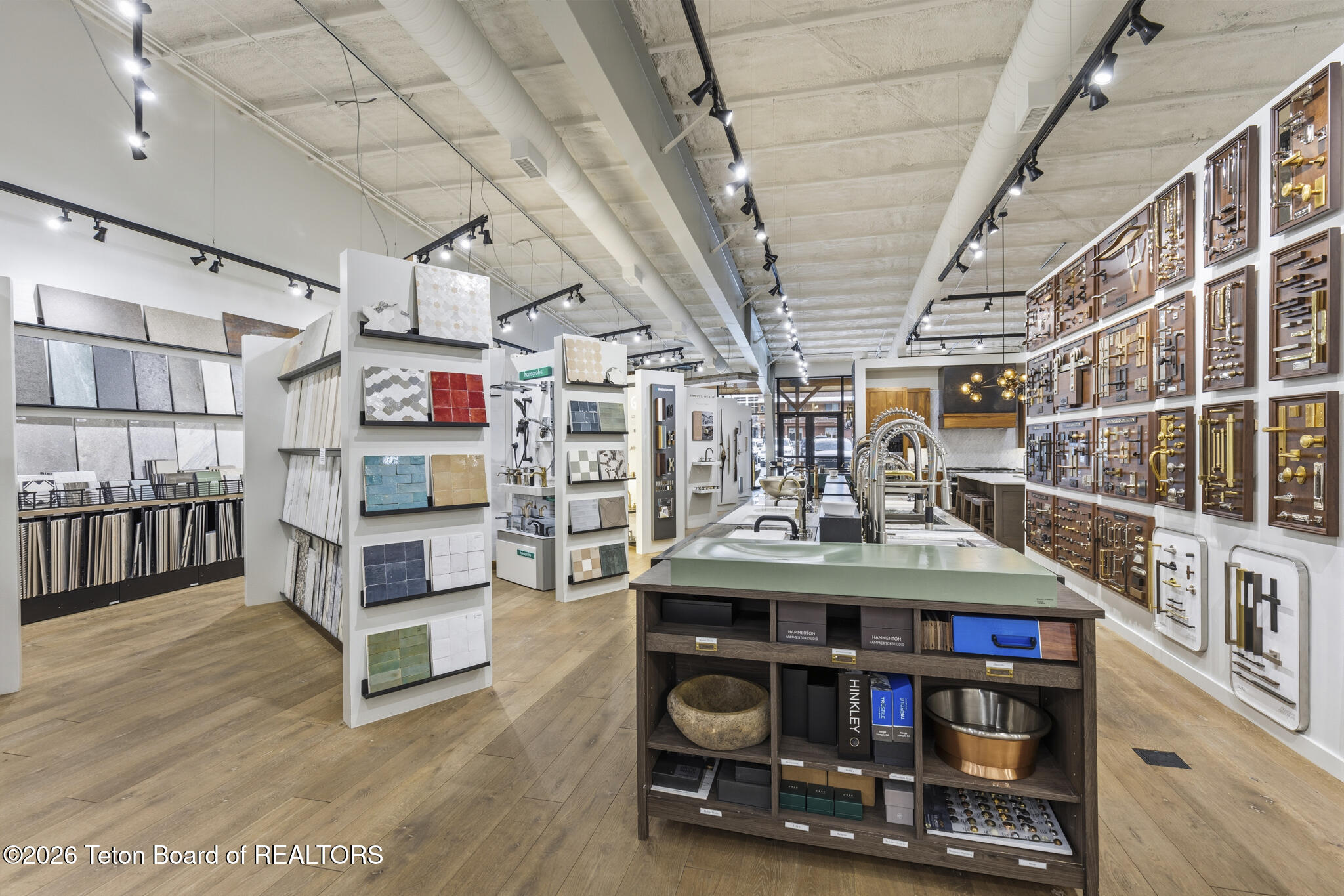 810 W BROADWAY
