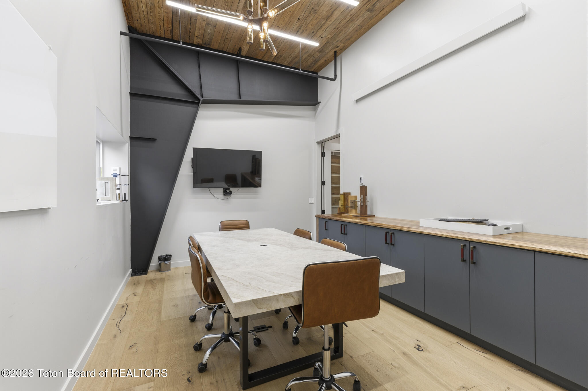 810 W BROADWAY