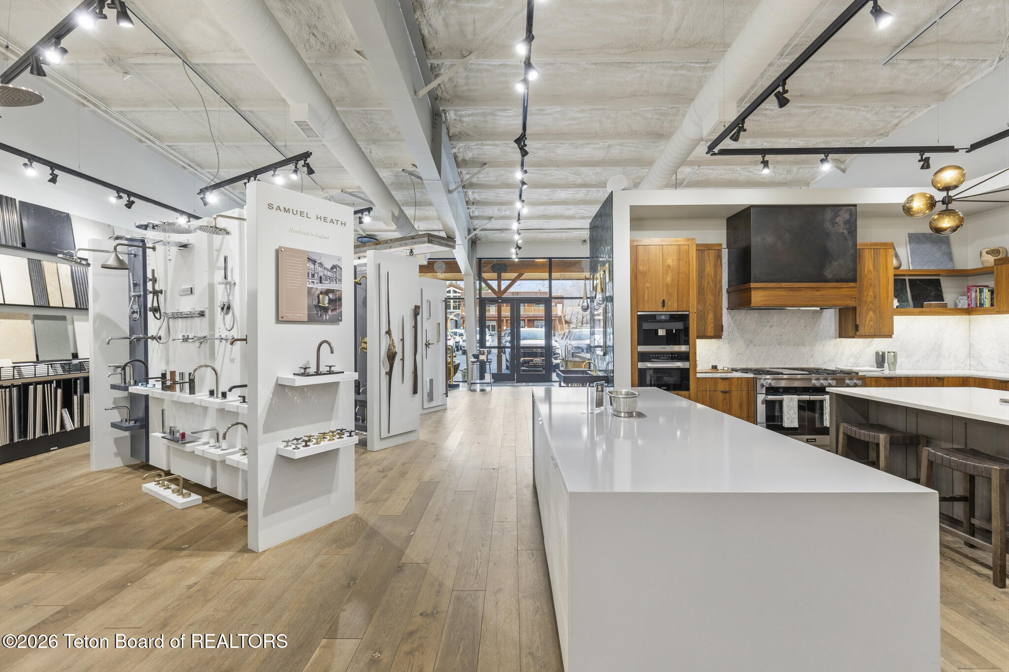 810 W BROADWAY