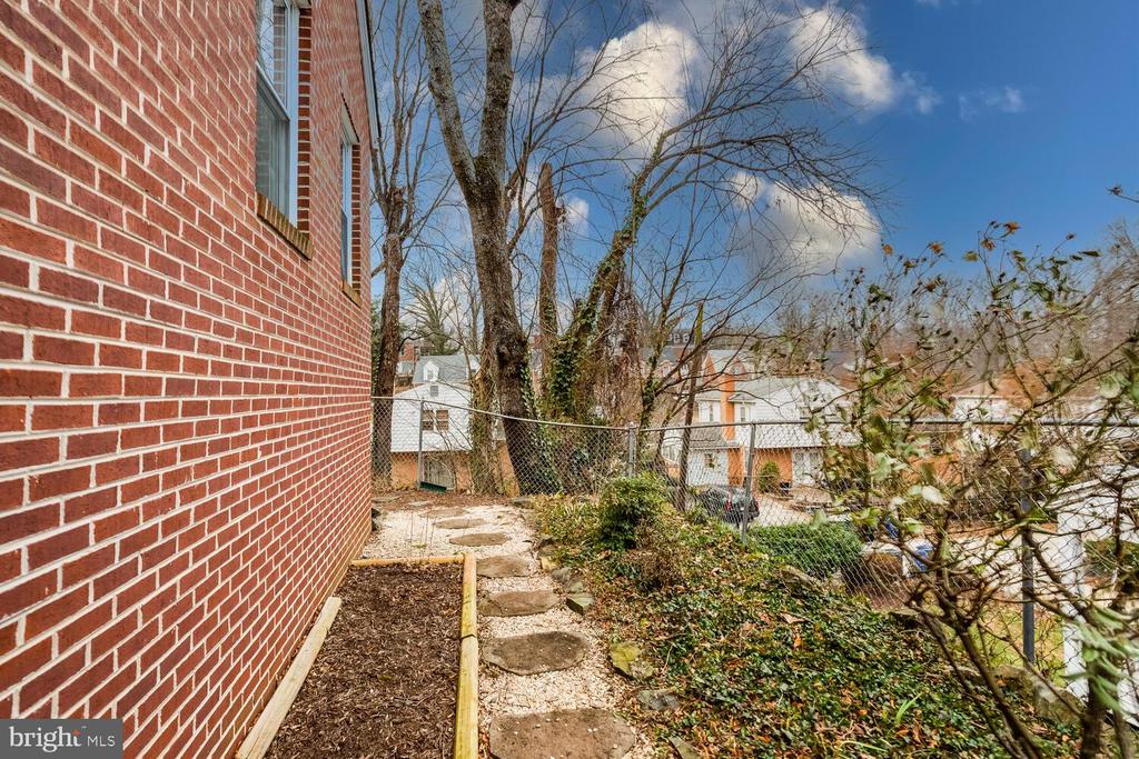 2015 BRANCH AVENUE SE