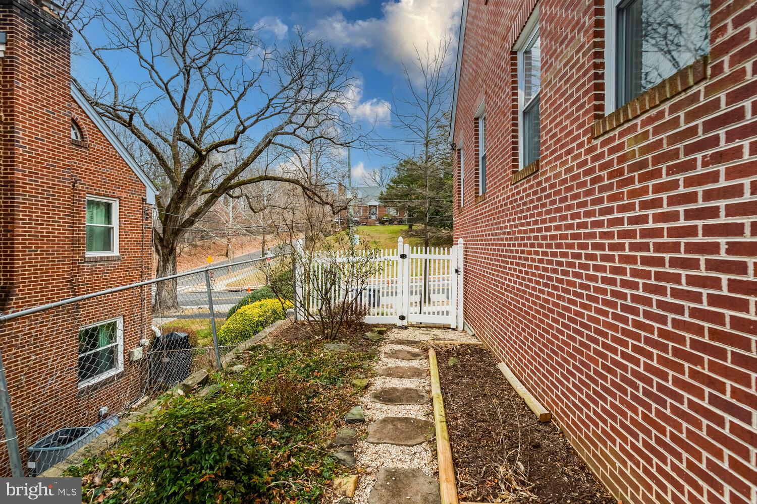 2015 BRANCH AVENUE SE