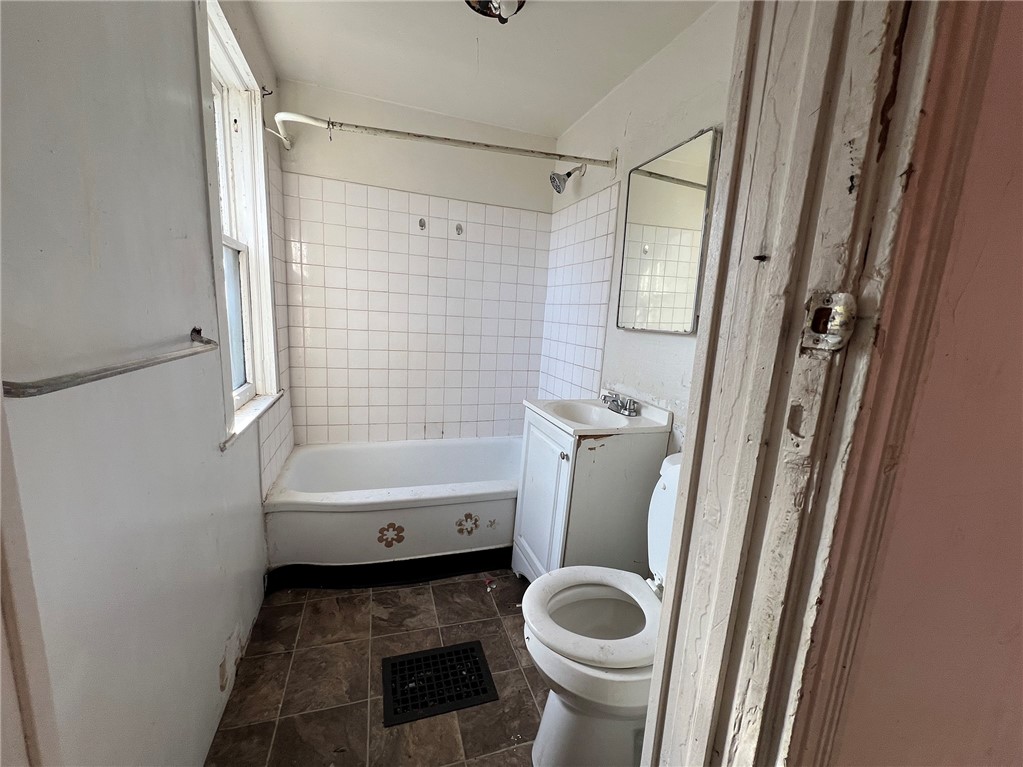 868 Plymouth Ave S 866