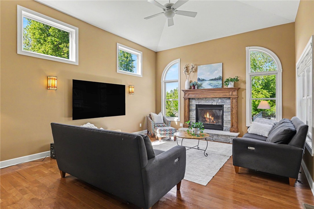 222 Gallant Fox Ln
