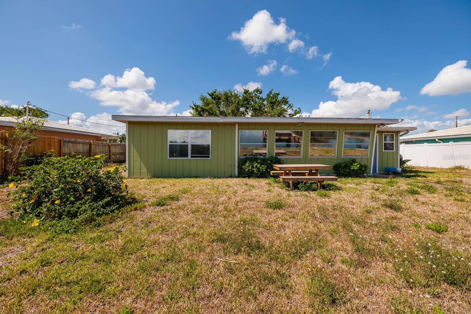 9439 SUN ISLE DR NE