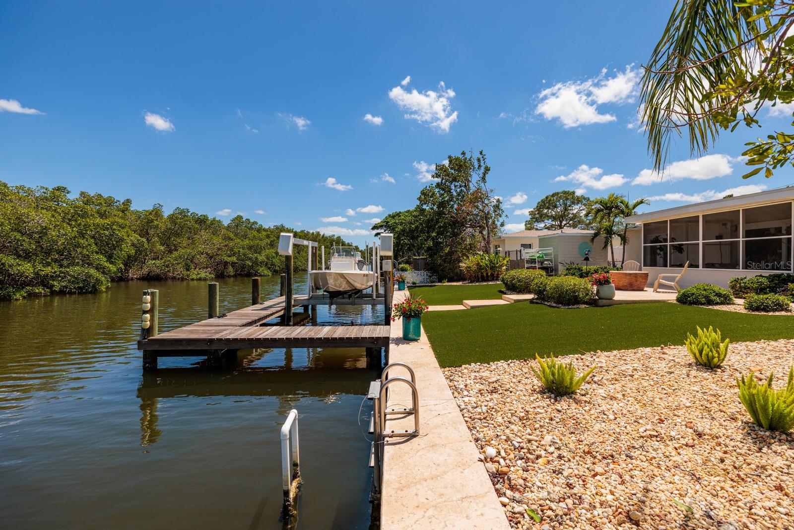 9301 SUN ISLE DR NE