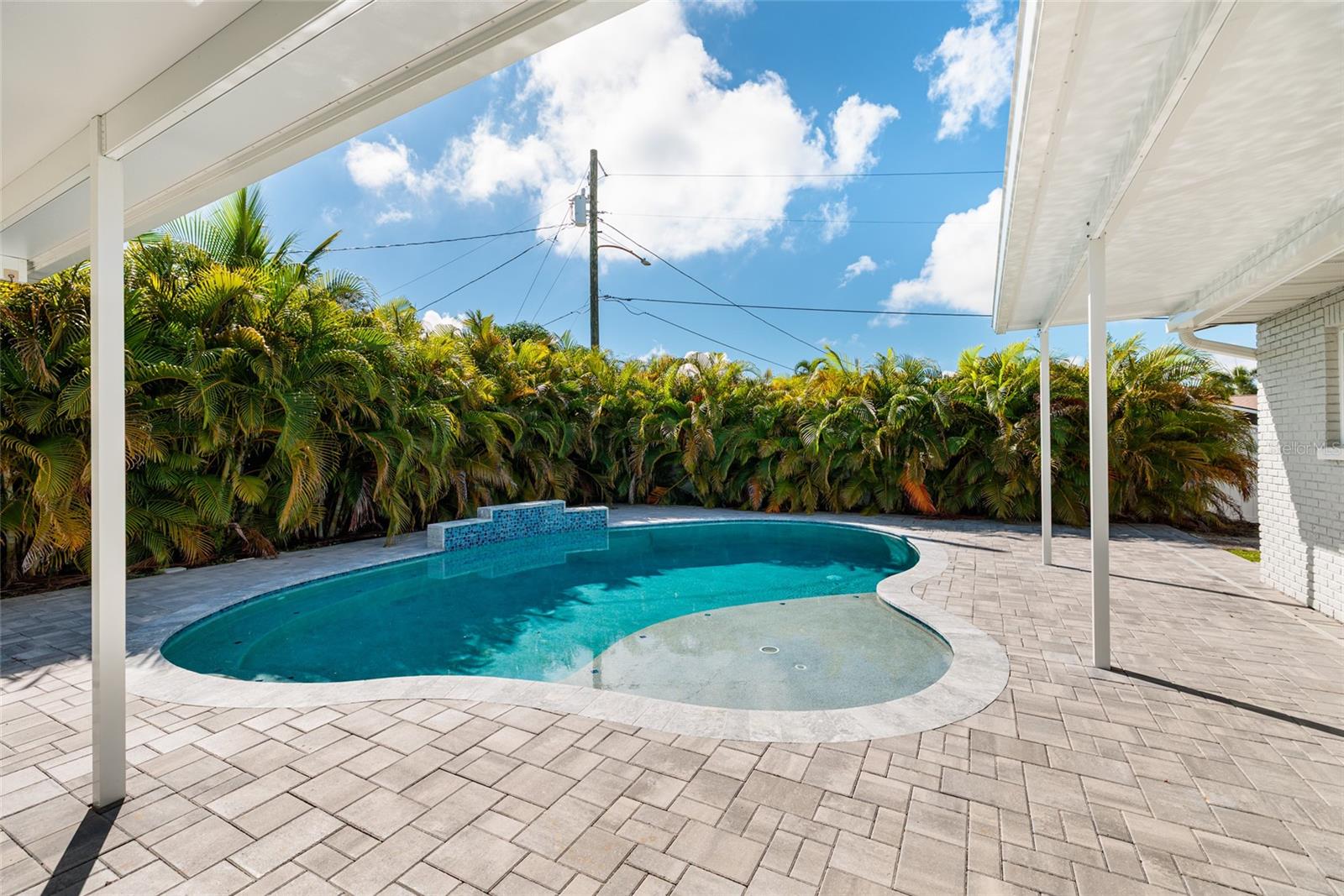 8801 SUNLIT COVE DR NE