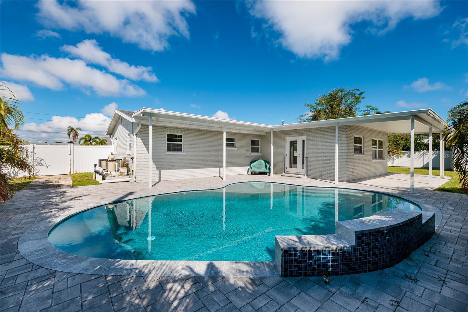 8801 SUNLIT COVE DR NE