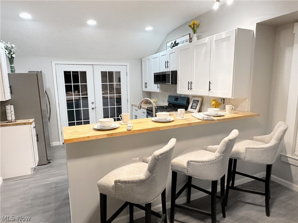 18416 Lake Shore Boulevard