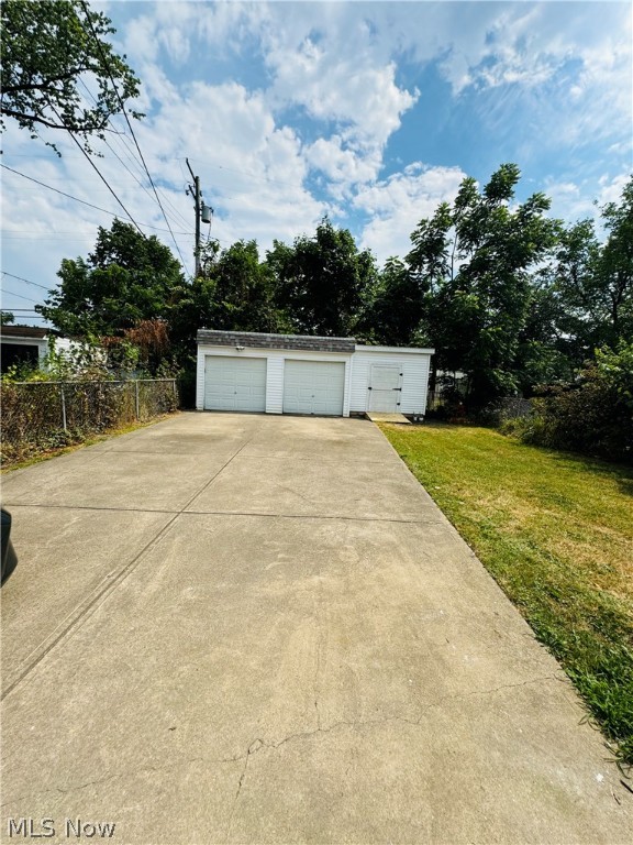 12102 Farringdon Avenue