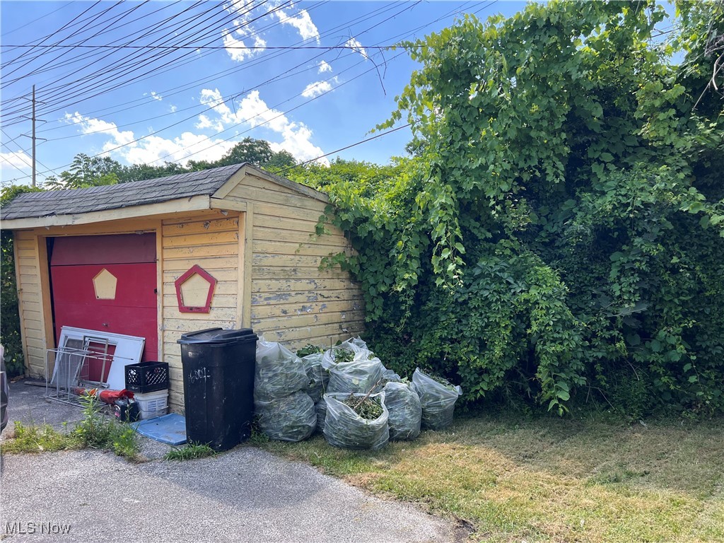 16007 Elderwood Avenue