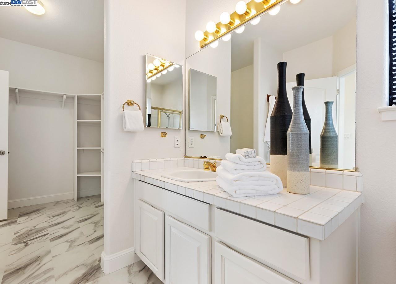 528 Oakshire Pl
