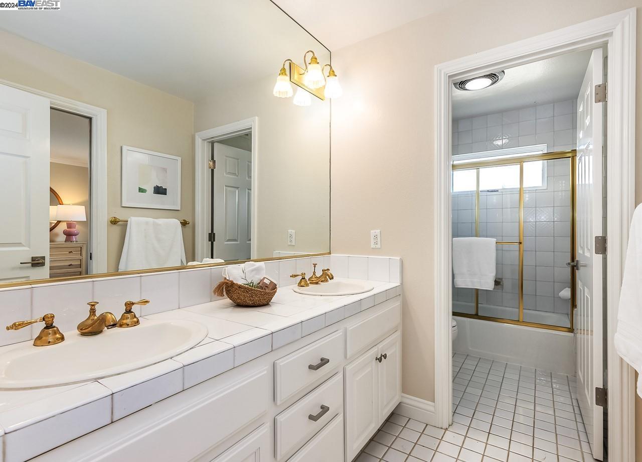 214 S Ridge Ct