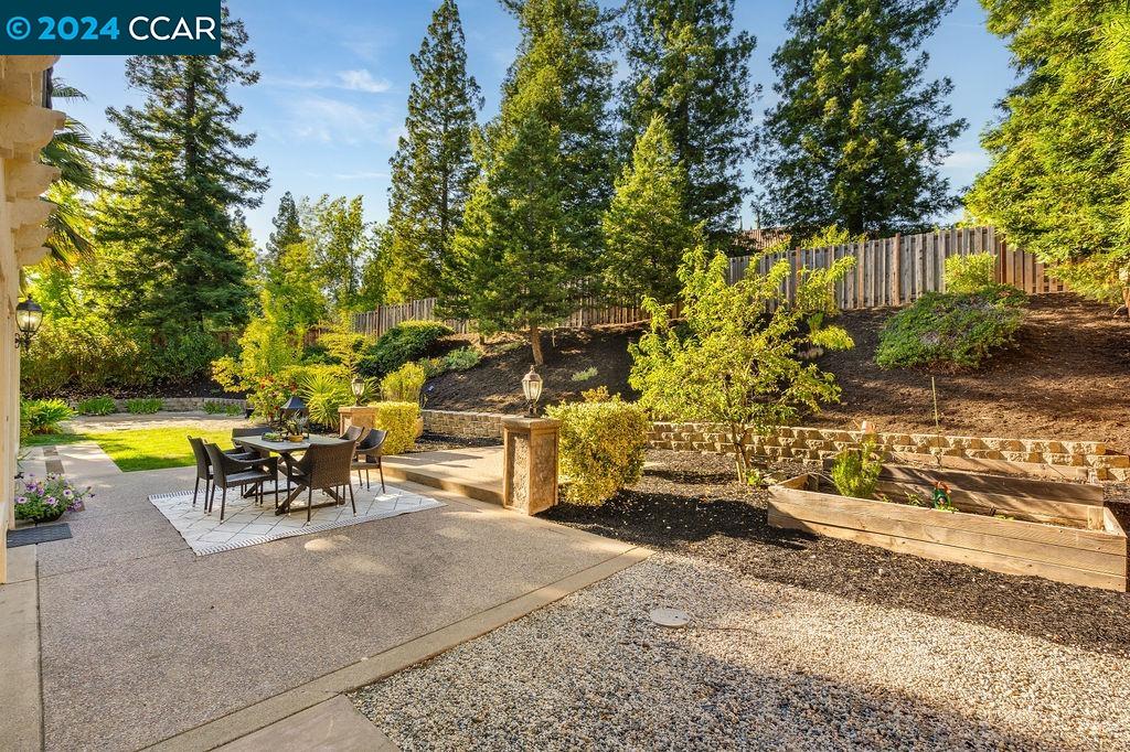 575 Grimsby Ln