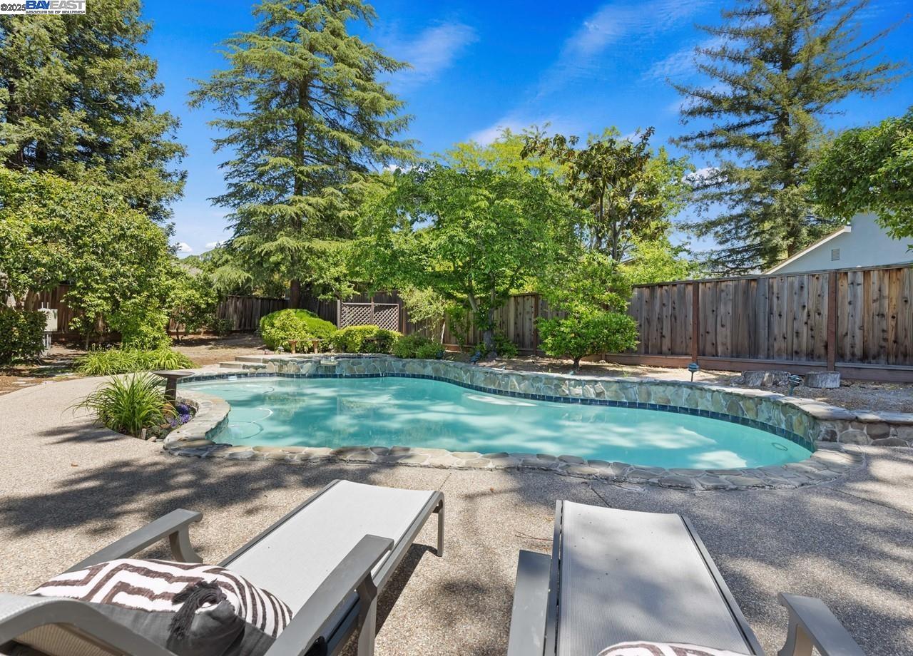 25 St Joan Ct