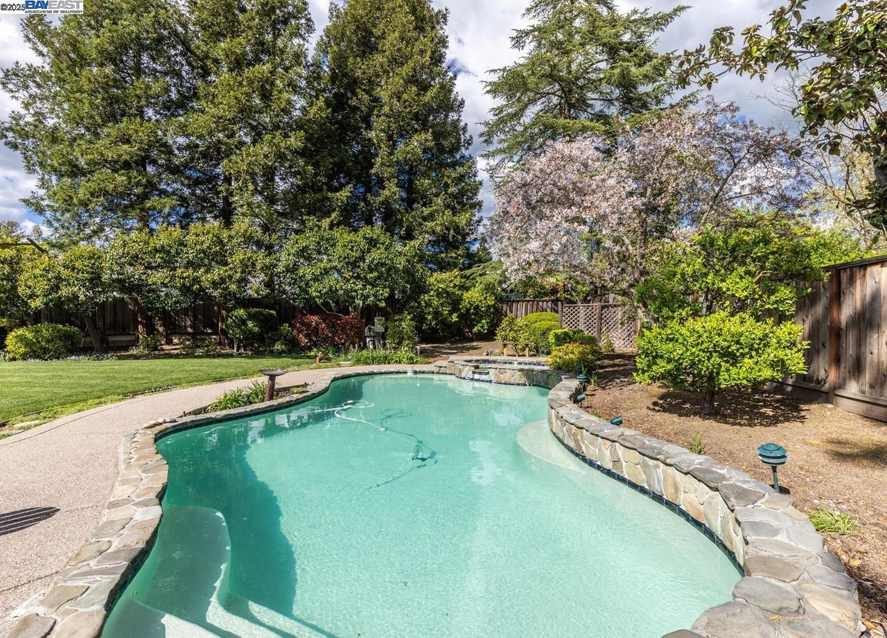25 St Joan Ct