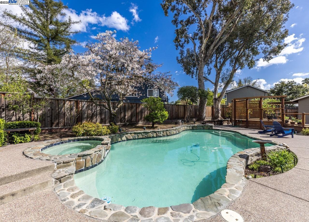 25 St Joan Ct