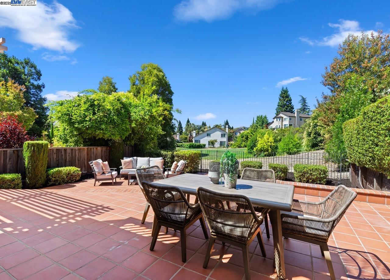 1375 Canyon Side Ave