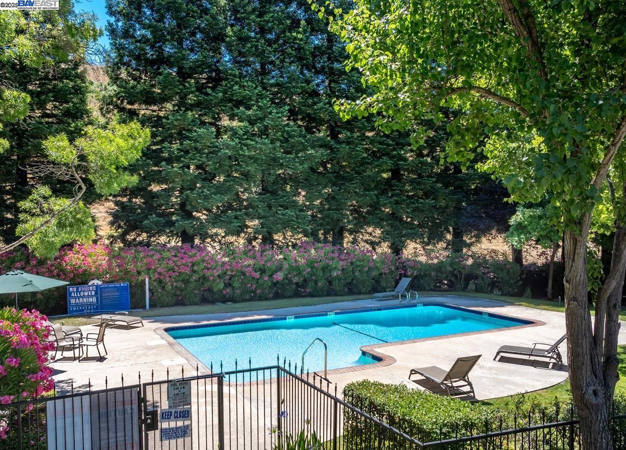 1375 Canyon Side Ave