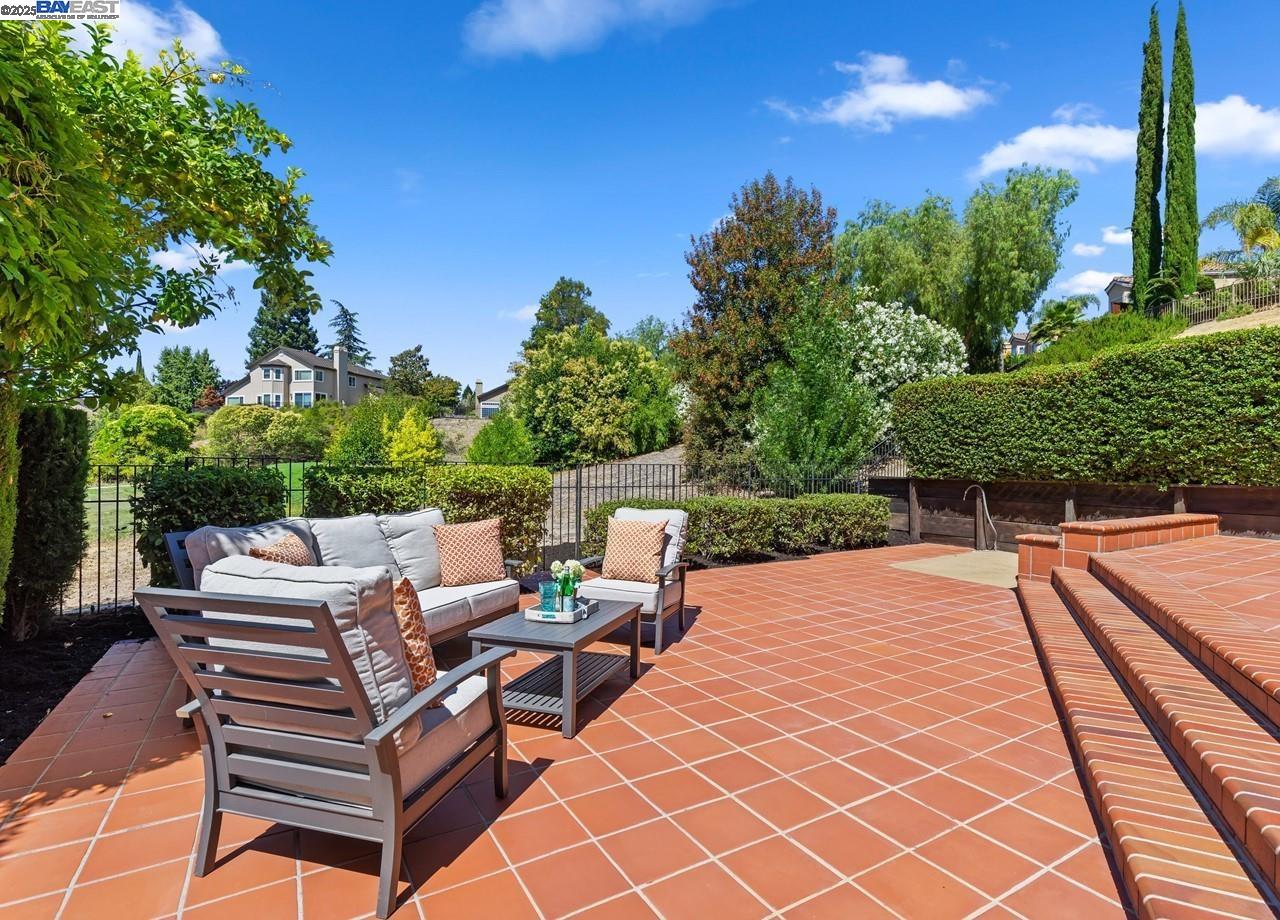 1375 Canyon Side Ave