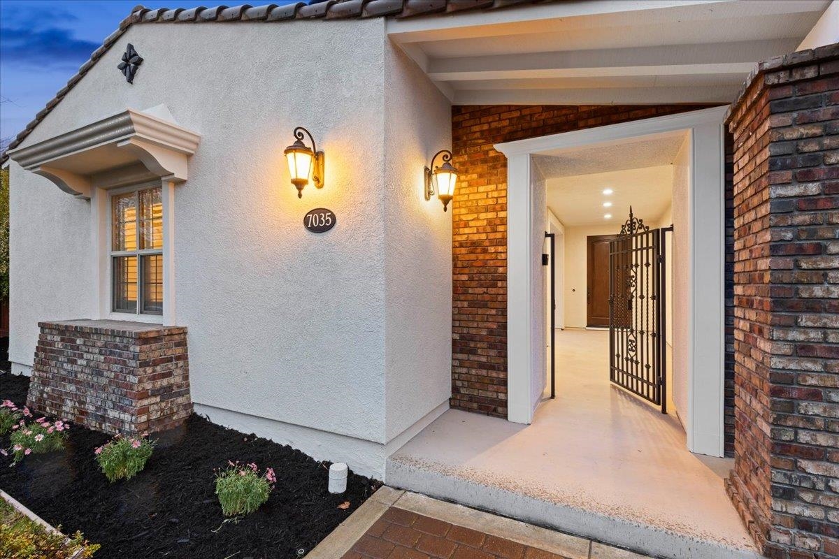 7035 Emerson Ln