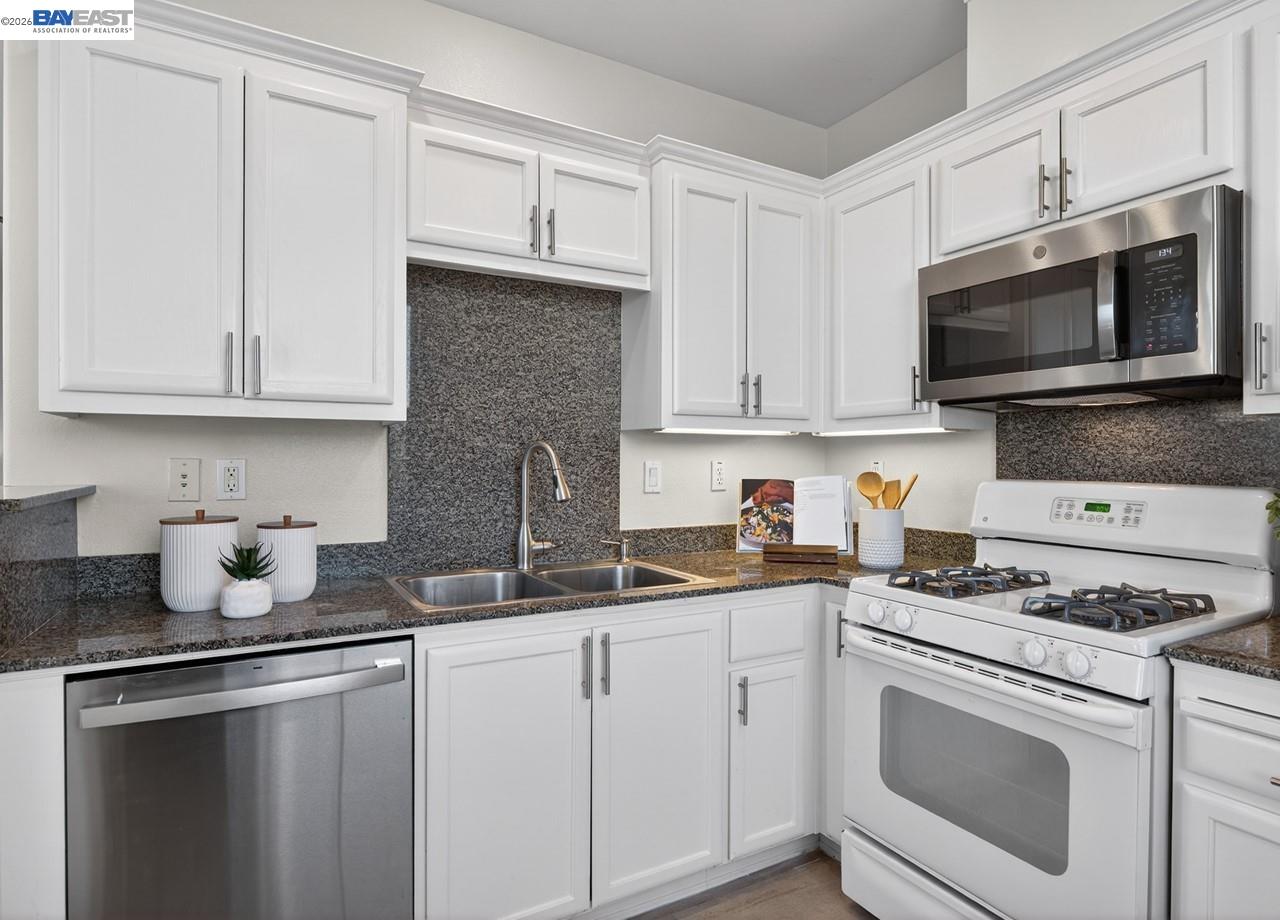 3240 Maguire Way # 318