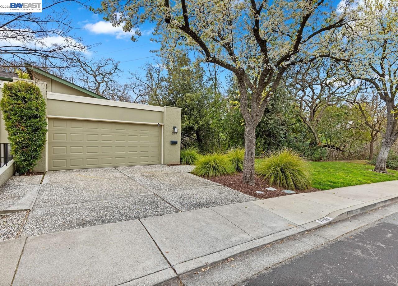 2103 Dapplegray Ln