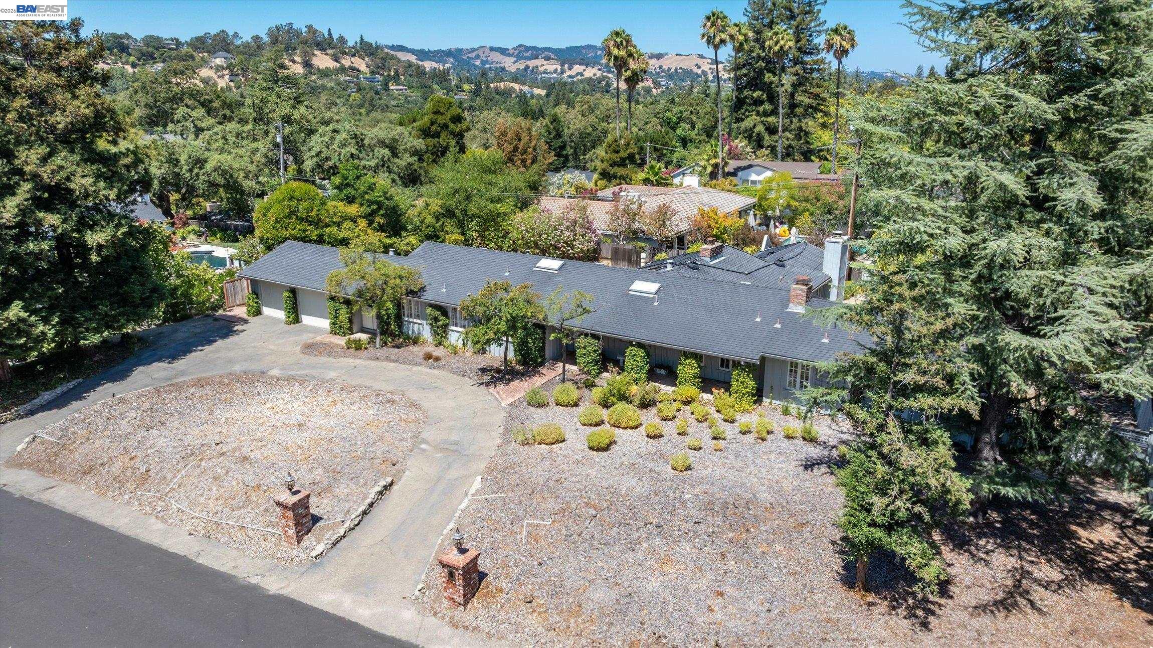 16 Crest Estate Dr