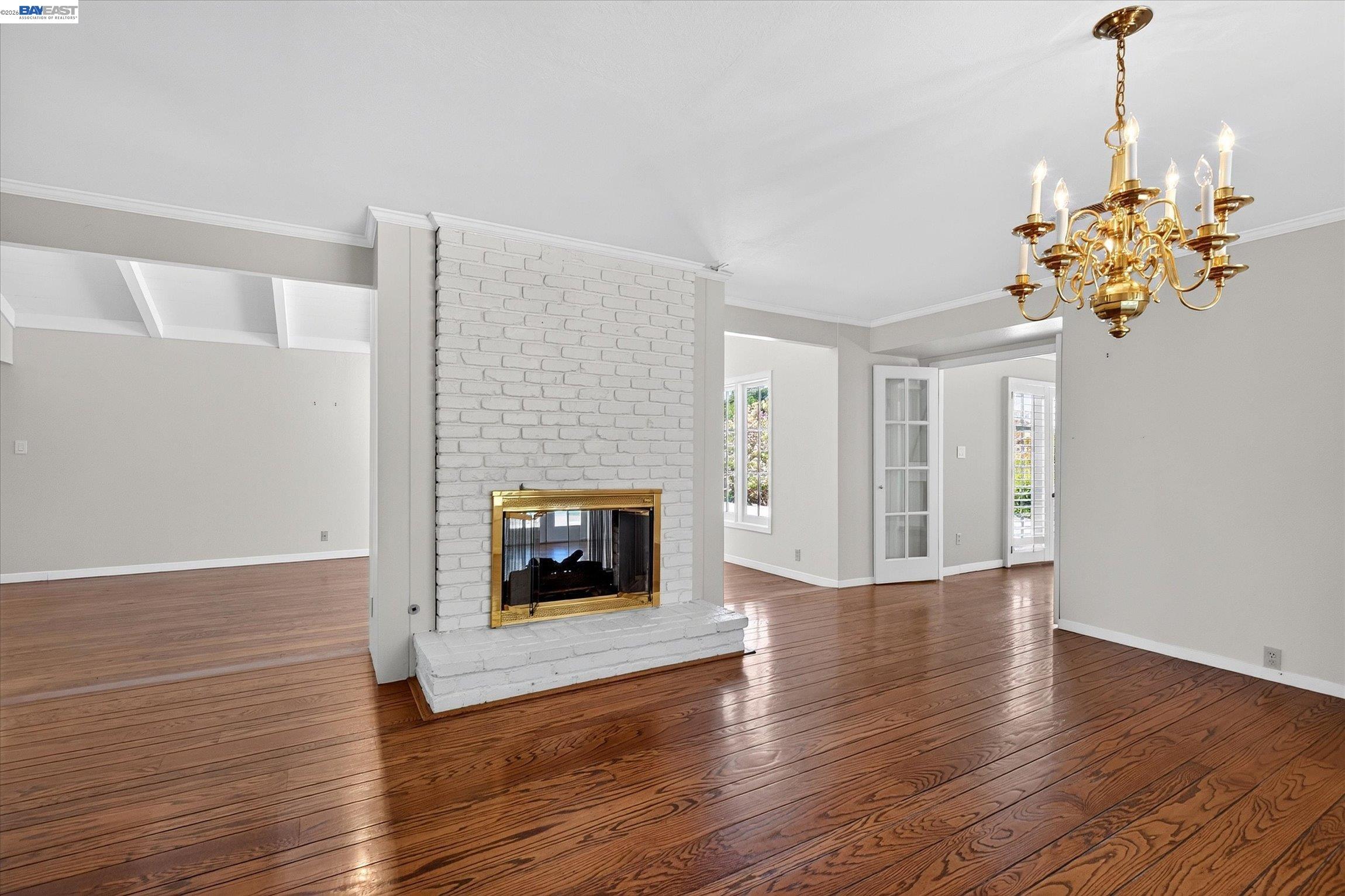 16 Crest Estate Dr