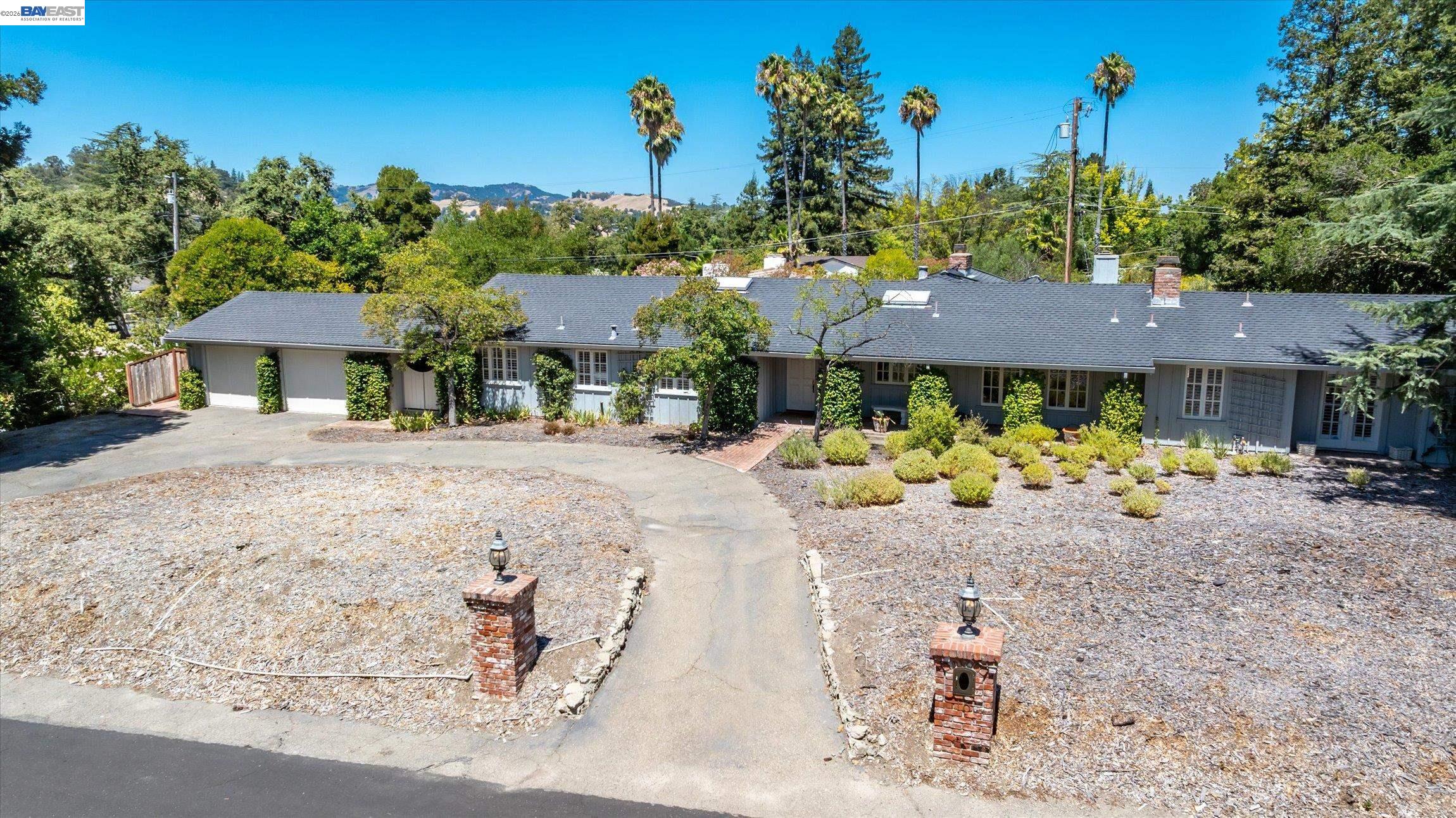16 Crest Estate Dr