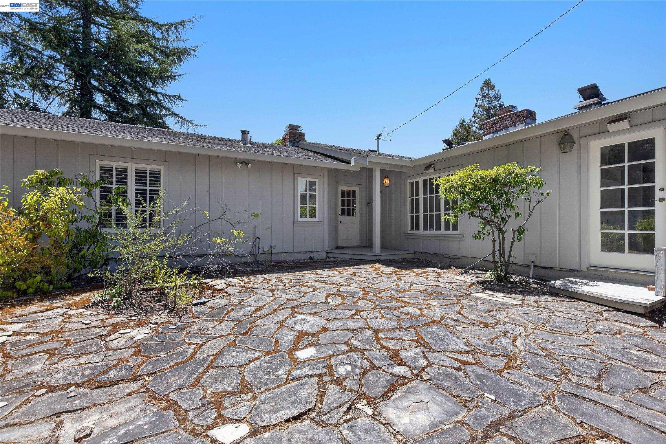 16 Crest Estate Dr