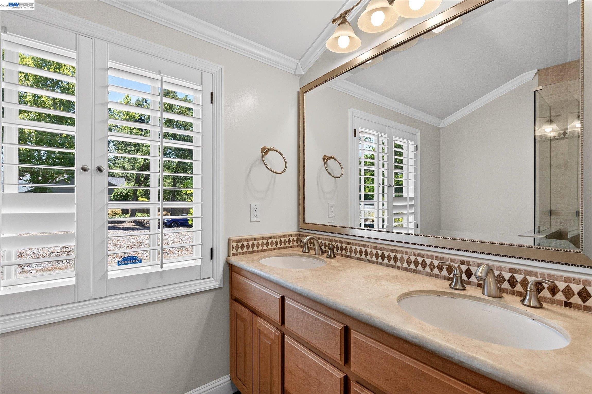16 Crest Estate Dr