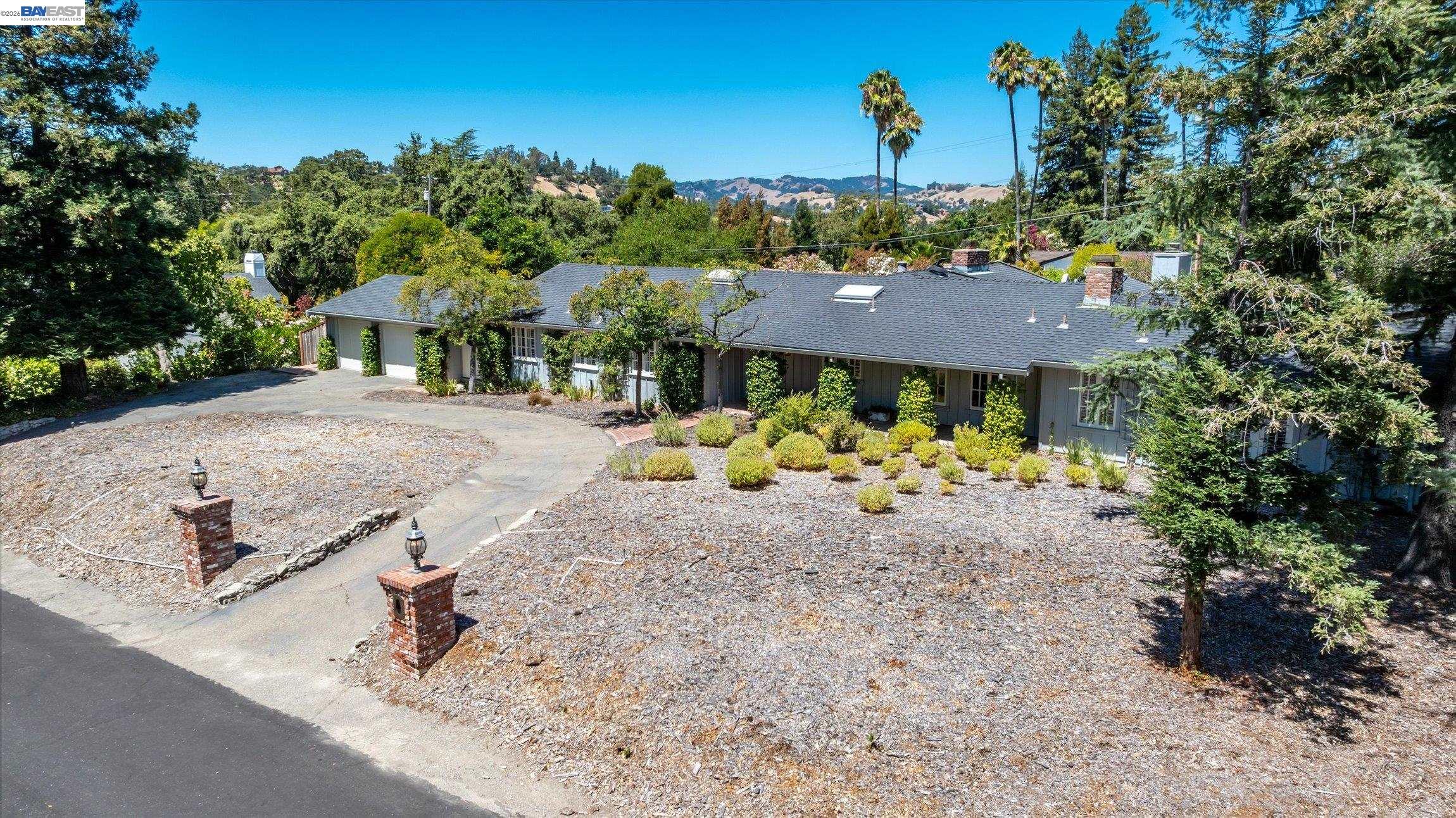 16 Crest Estate Dr