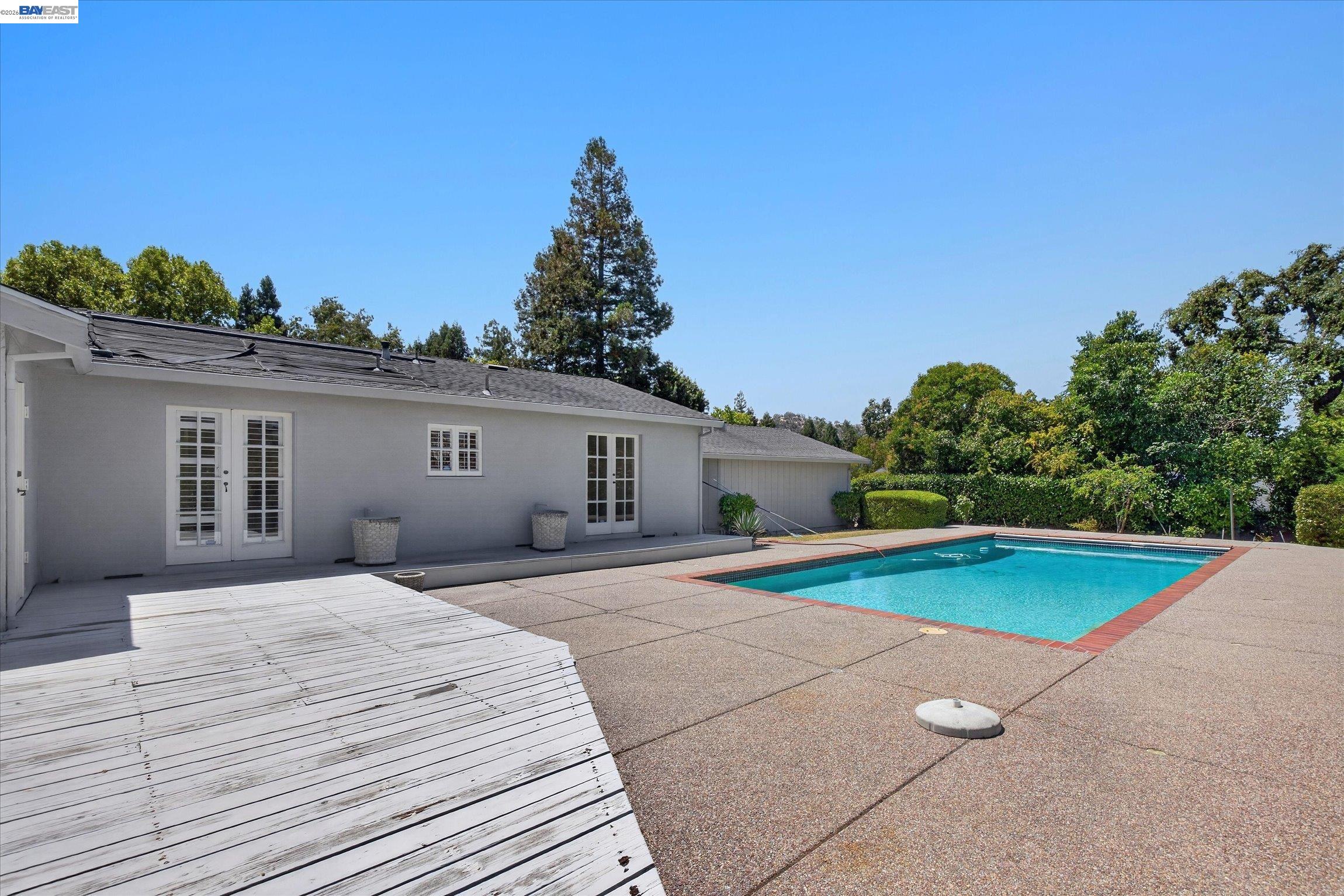 16 Crest Estate Dr