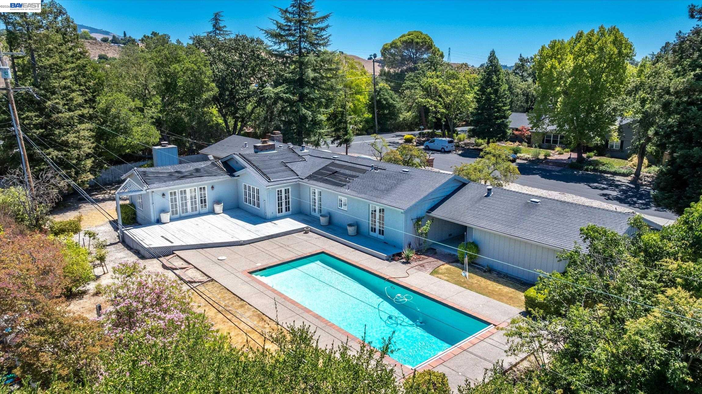 16 Crest Estate Dr