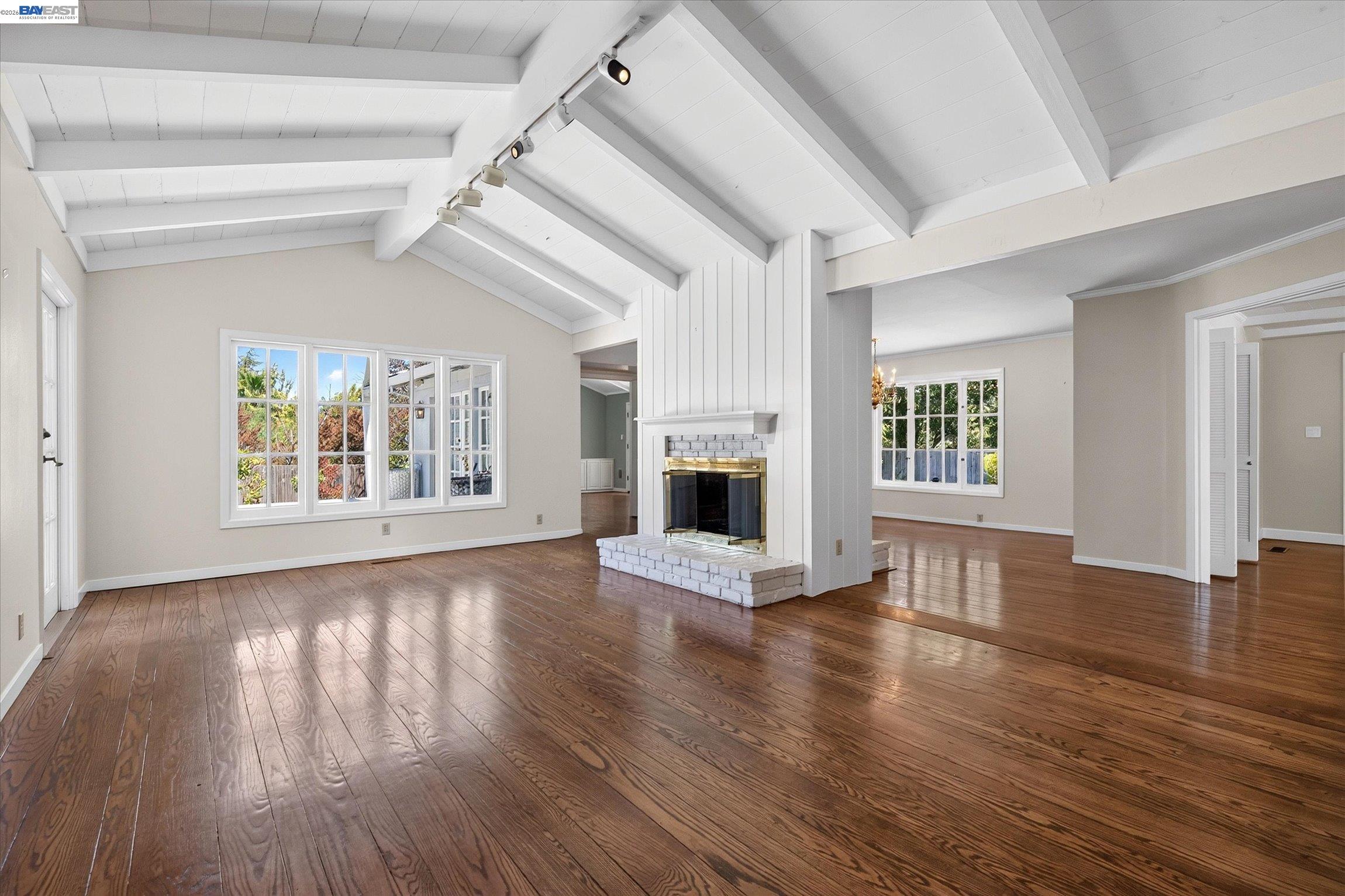 16 Crest Estate Dr
