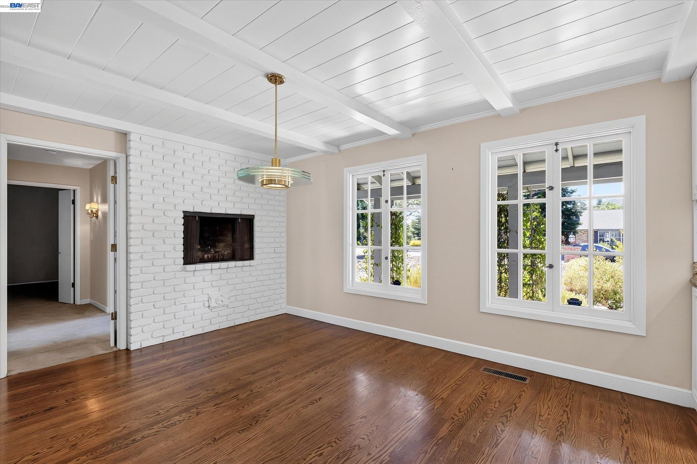 16 Crest Estate Dr