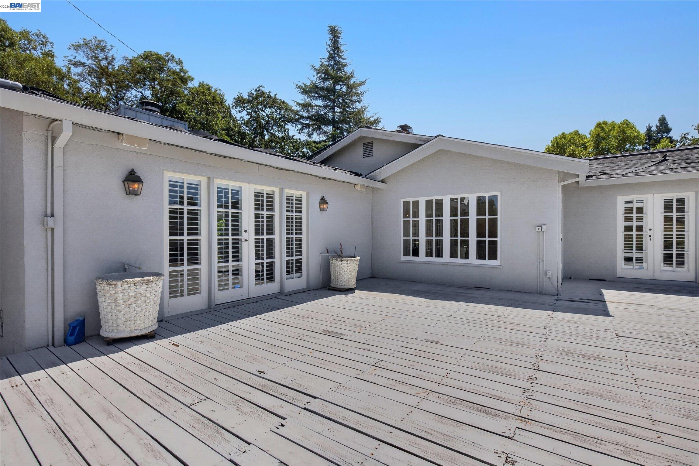 16 Crest Estate Dr