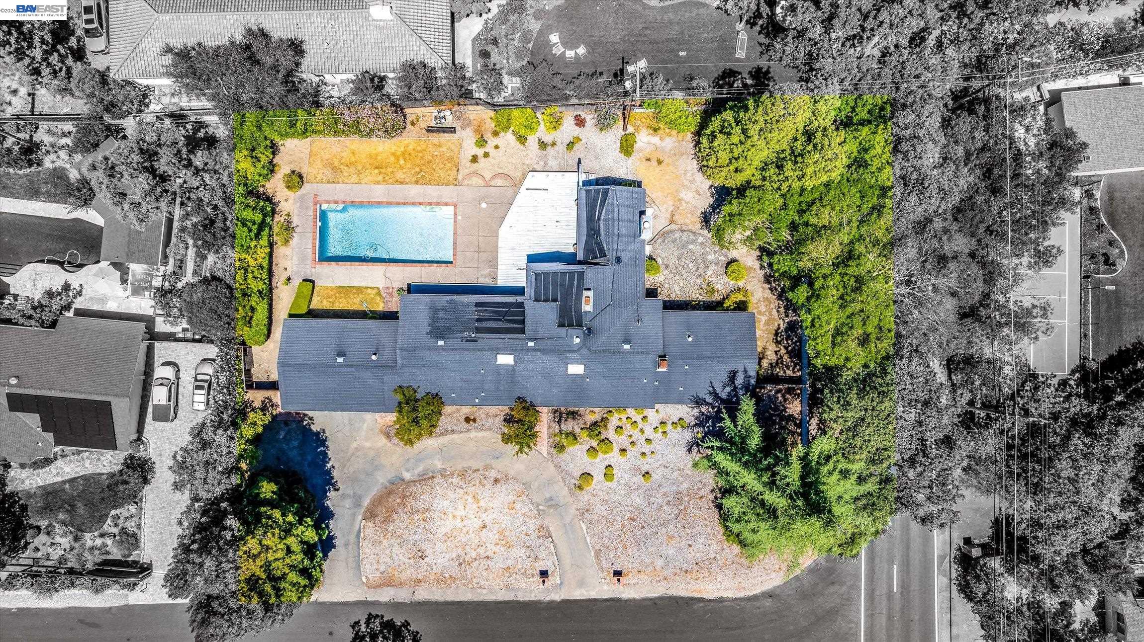 16 Crest Estate Dr